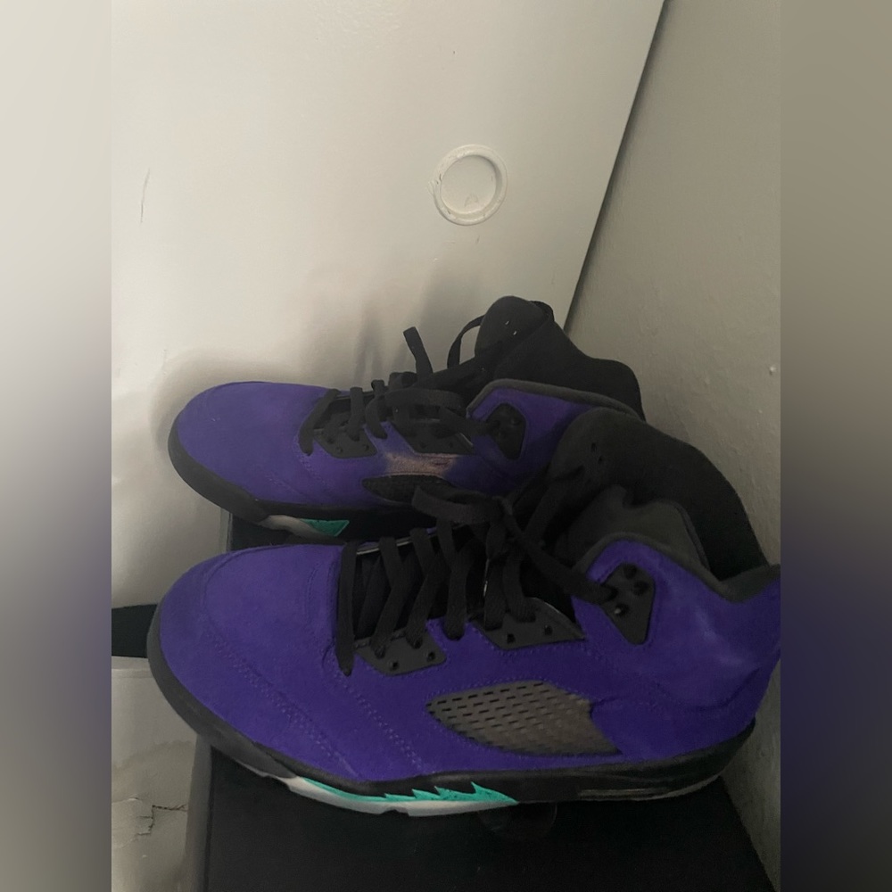 Sneakers (Jordan’s) 5s